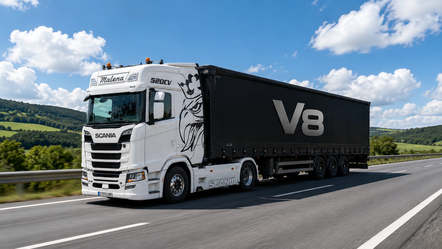 Camión Scania con semirremolque tauliner negro V8 en autopista